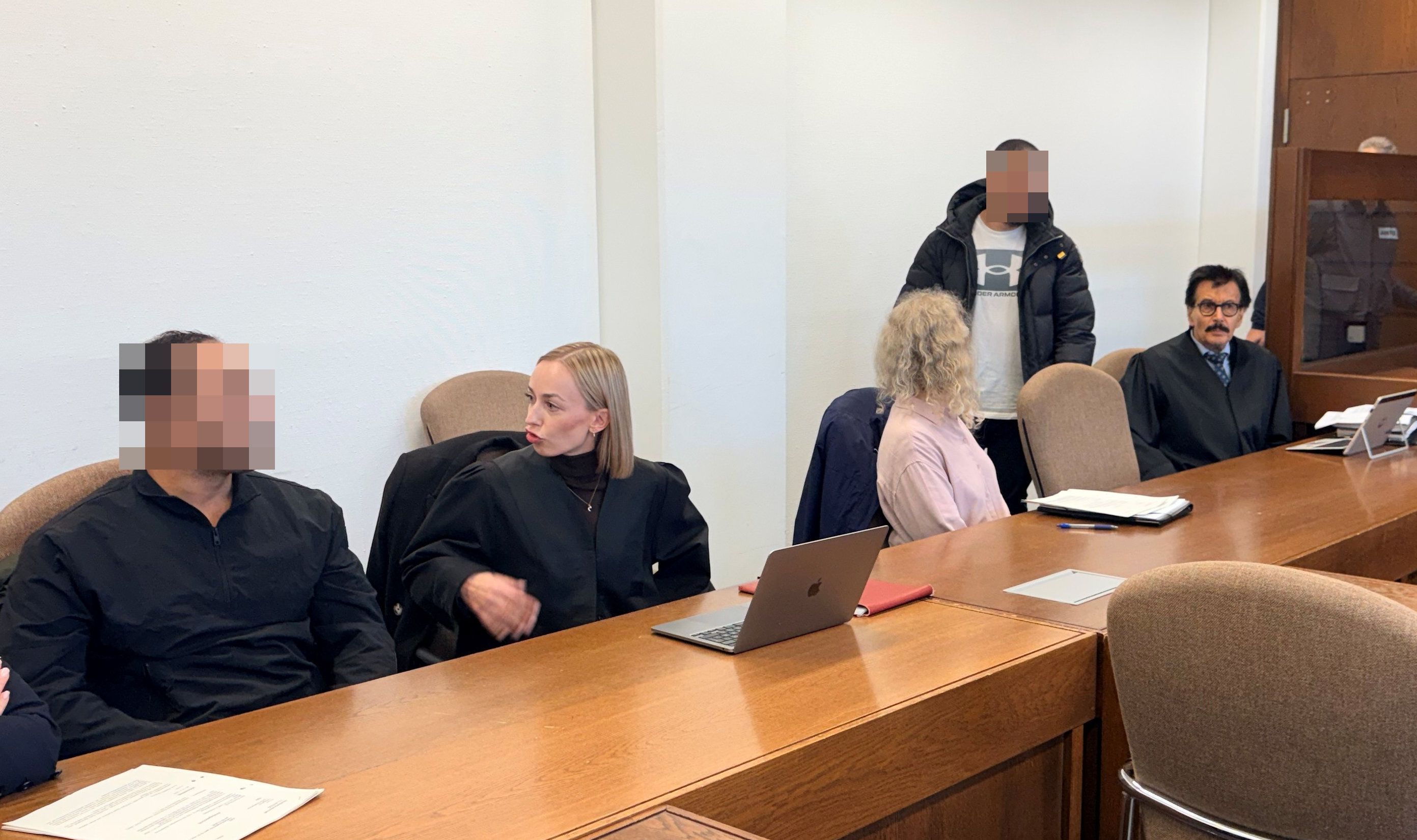 Die Angeklagten mit den Verteidigern Klaus Rumberg und Anne Kieven beim Prozessauftakt im Landgericht Köln