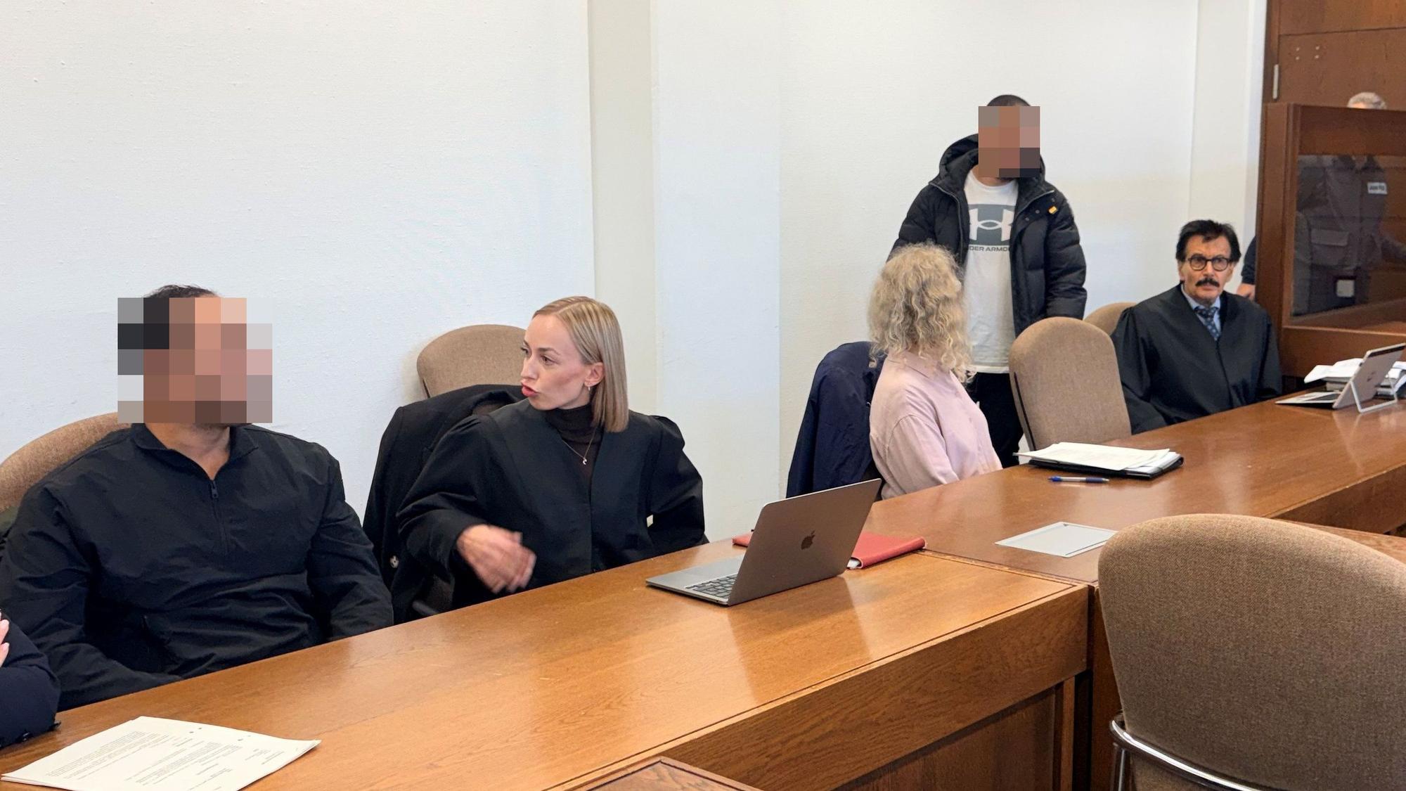 Die Angeklagten mit den Verteidigern Klaus Rumberg und Anne Kieven beim Prozessauftakt im Landgericht Köln