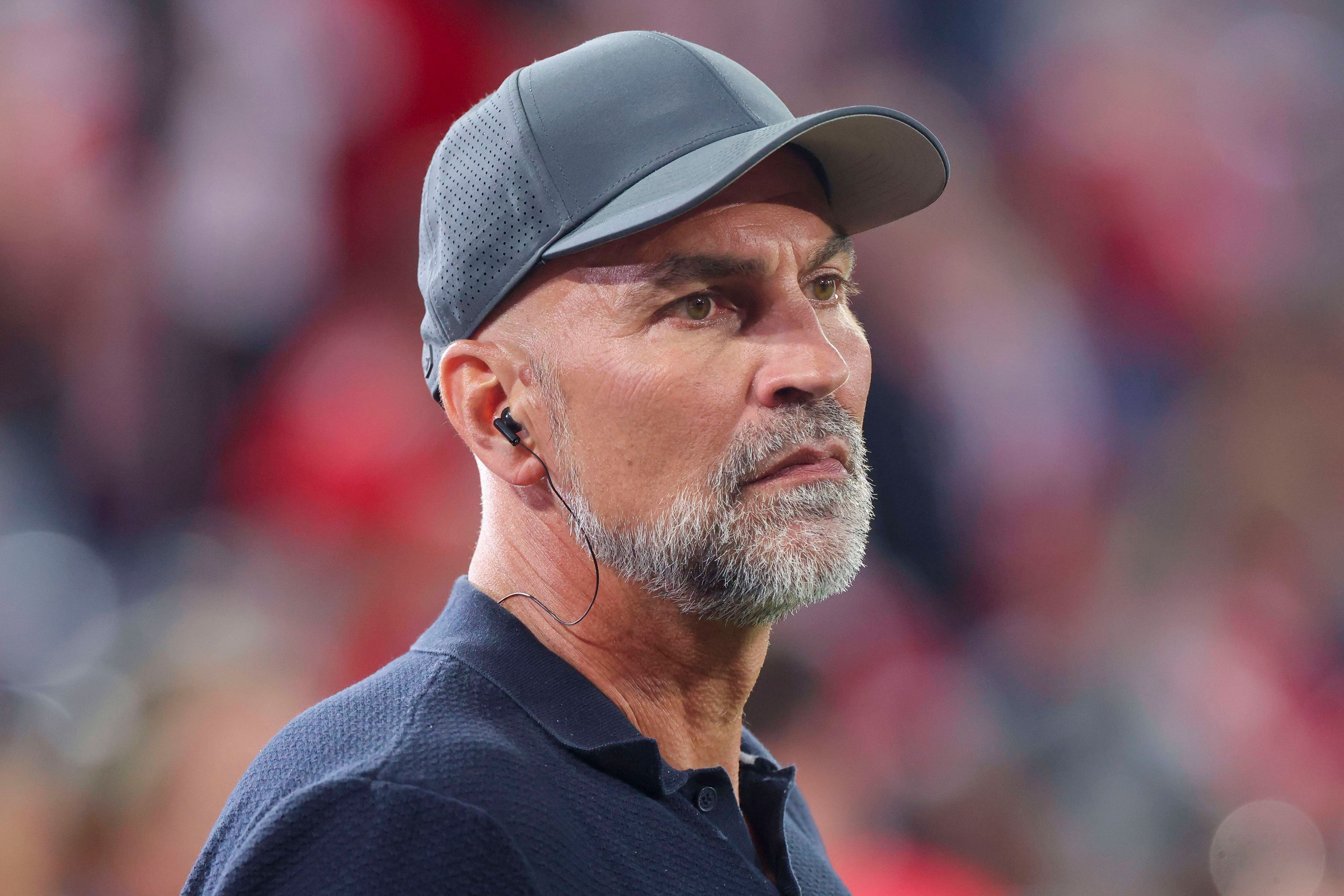 Markus Babbel mit einer Kappe im Stadion