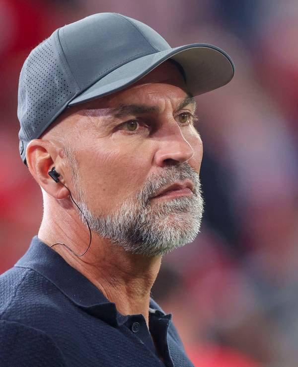 Markus Babbel mit einer Kappe im Stadion