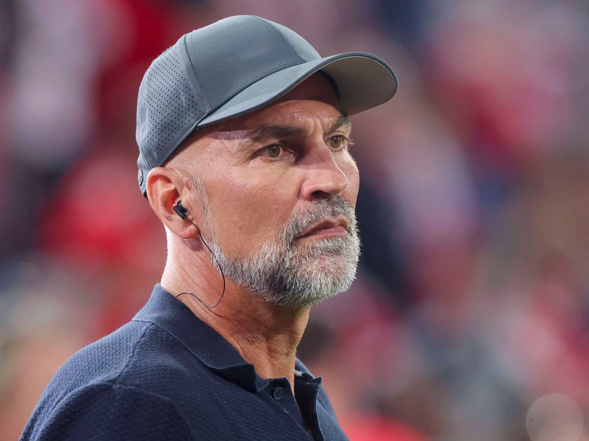 Markus Babbel mit einer Kappe im Stadion