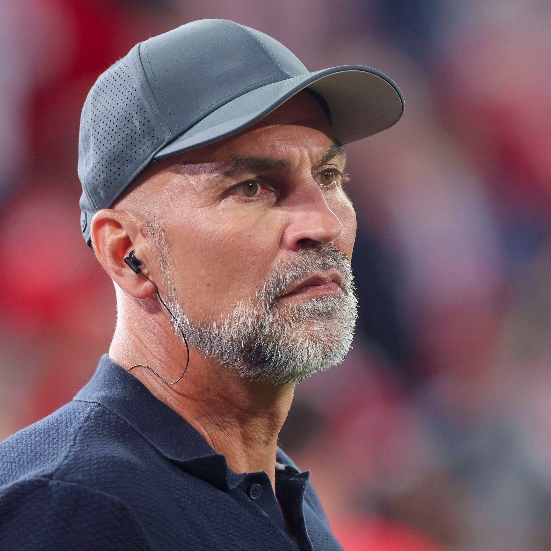 Markus Babbel mit einer Kappe im Stadion
