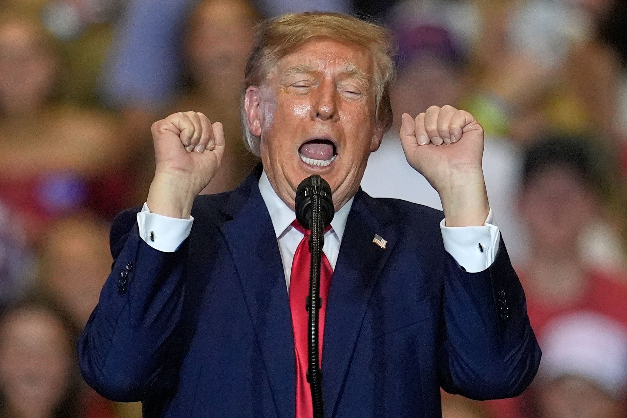 Donald Trump jubelte, nachdem einer der Störer in der Menschenmenge zu Boden ging: „Der hat voll einen abbekommen“, sagte der US-Präsident.