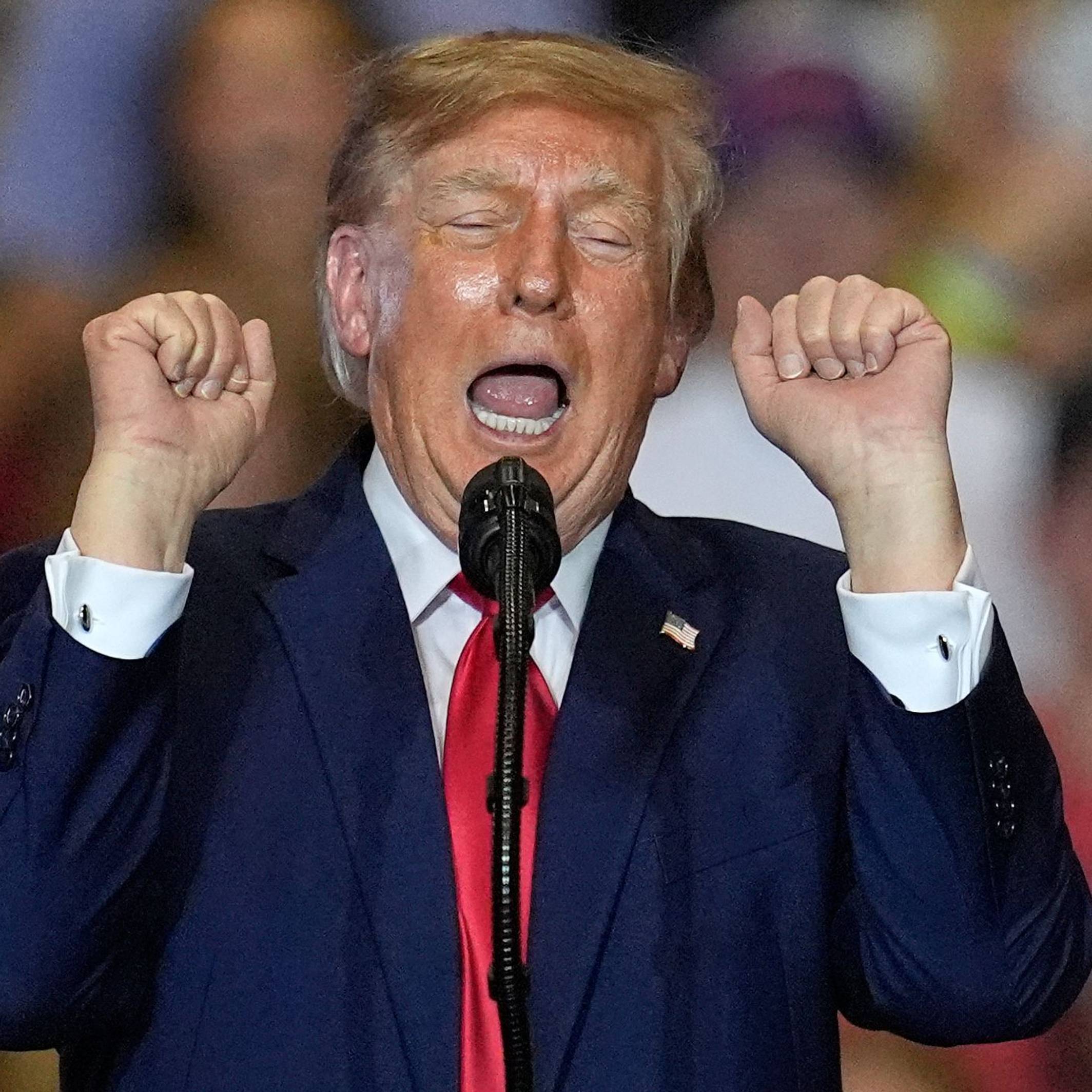 Donald Trump jubelte, nachdem einer der Störer in der Menschenmenge zu Boden ging: „Der hat voll einen abbekommen“, sagte der US-Präsident.