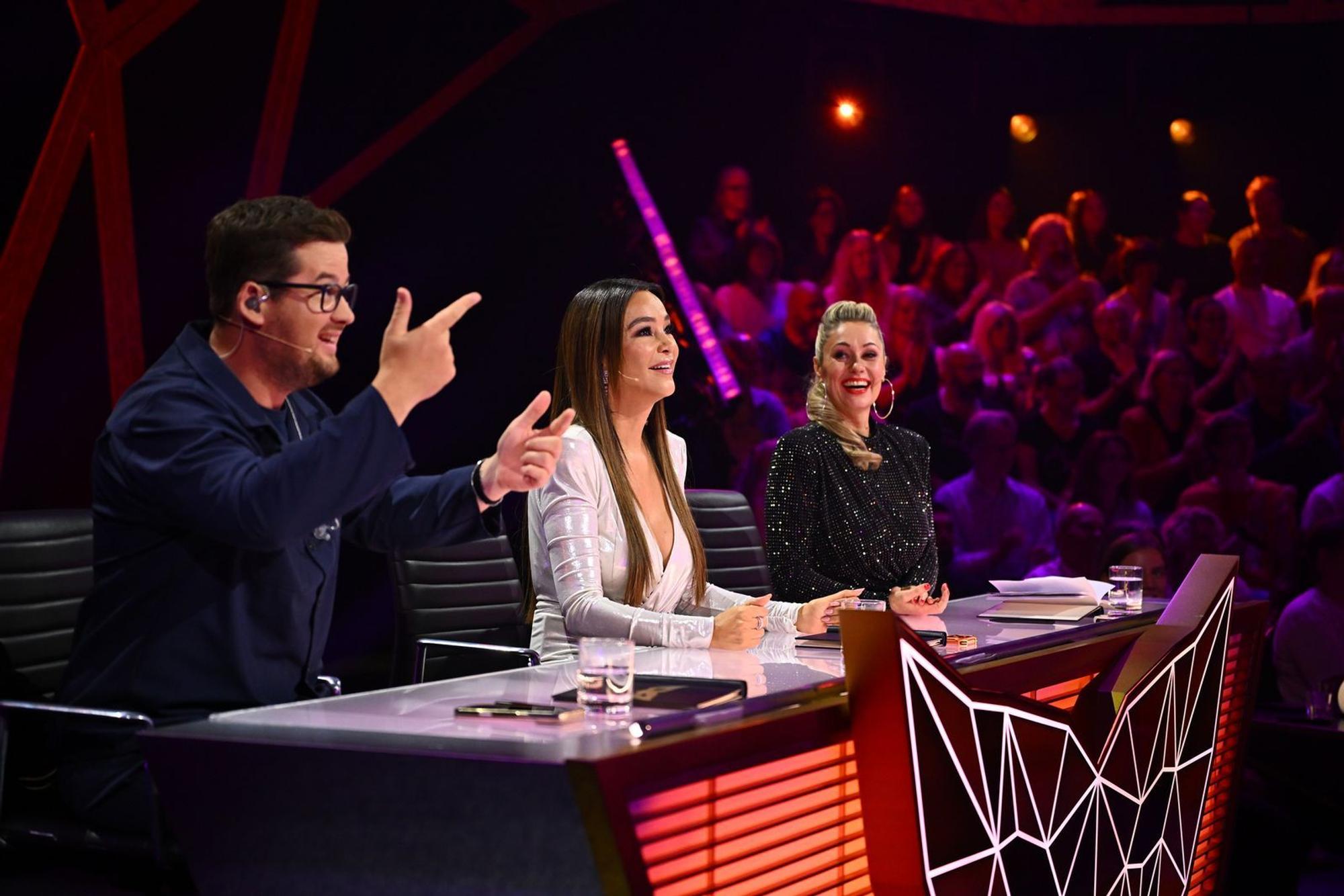 Auch eine Top-Leistung: Chris Tall lag bei vier von fünf Finalmasken mit seinen Verdächtigungen richtig. Verona Pooth und Ruth Moschner lagen dafür konsequent daneben. (Bild: Joyn/Willi Weber)