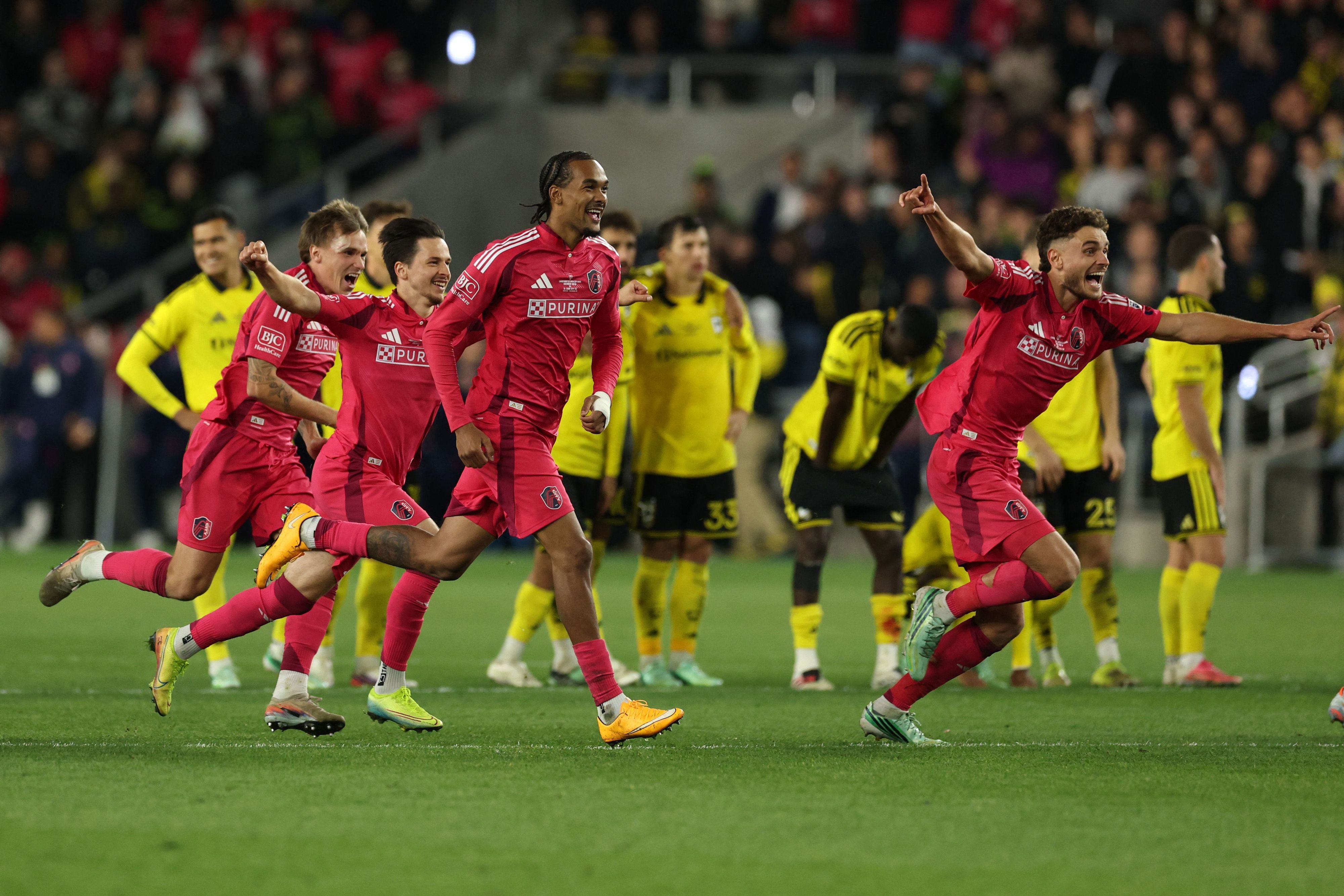 Nach dem Elfmeterschießen im US-Pokal jubeln Tomas Ostrak und Damion Downs.