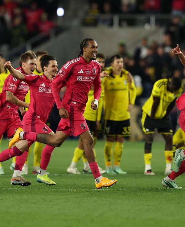 Nach dem Elfmeterschießen im US-Pokal jubeln Tomas Ostrak und Damion Downs.