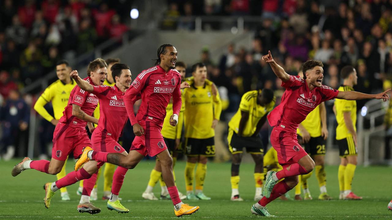 Nach dem Elfmeterschießen im US-Pokal jubeln Tomas Ostrak und Damion Downs.