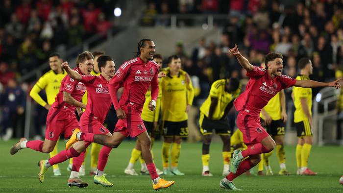 Nach dem Elfmeterschießen im US-Pokal jubeln Tomas Ostrak und Damion Downs.