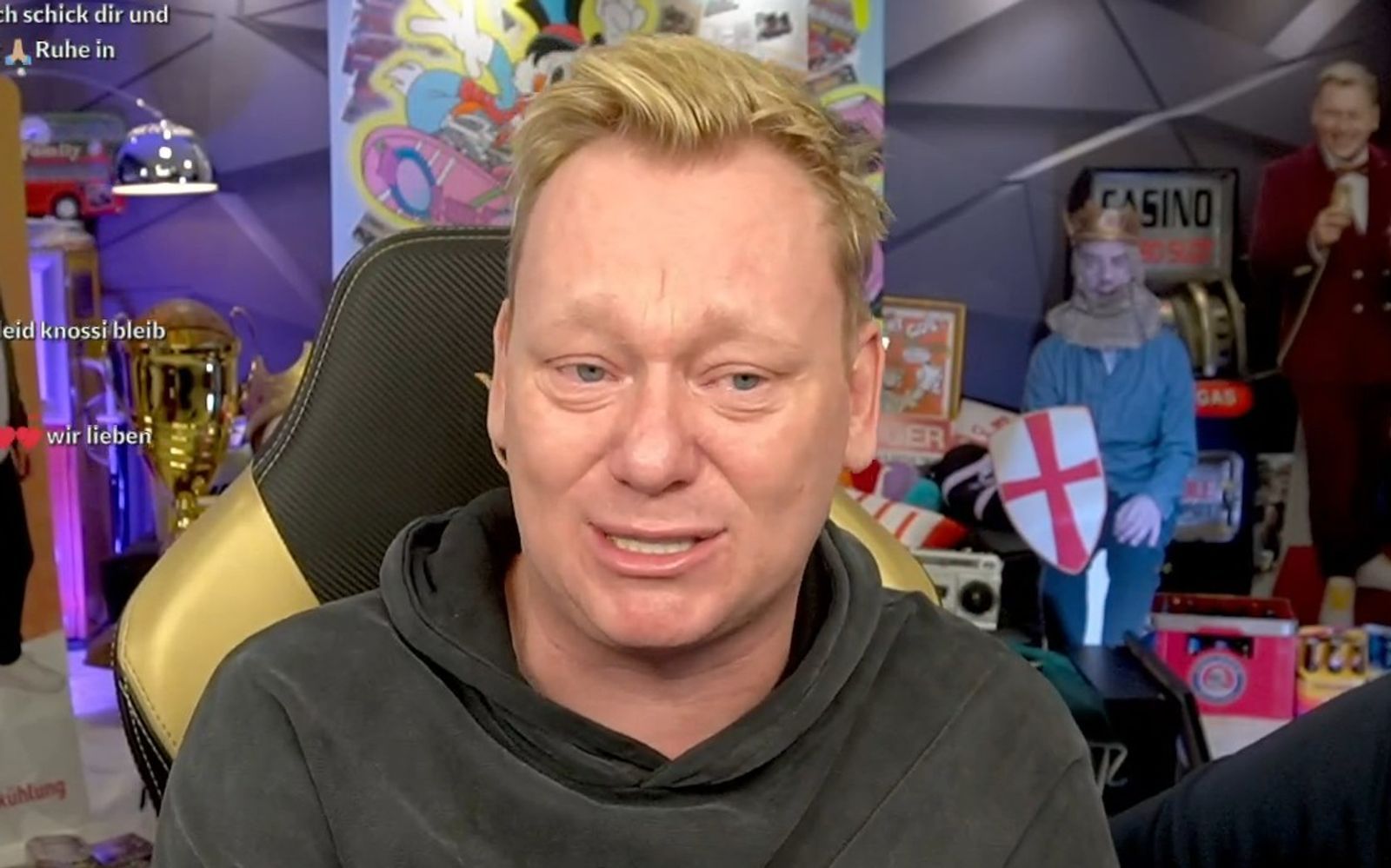„Knossi“ trauert um seinen besten Freund, den verstorbenen Streamer Adam Wolke. In einem Twitch-Stream nahm er nun Abschied. (Bild: therealknossi/twitch.tv)
