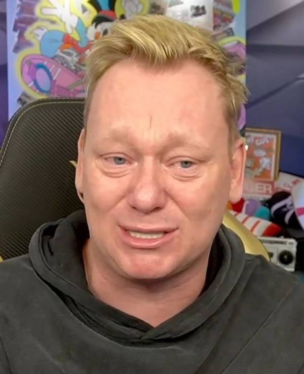 „Knossi“ trauert um seinen besten Freund, den verstorbenen Streamer Adam Wolke. In einem Twitch-Stream nahm er nun Abschied. (Bild: therealknossi/twitch.tv)