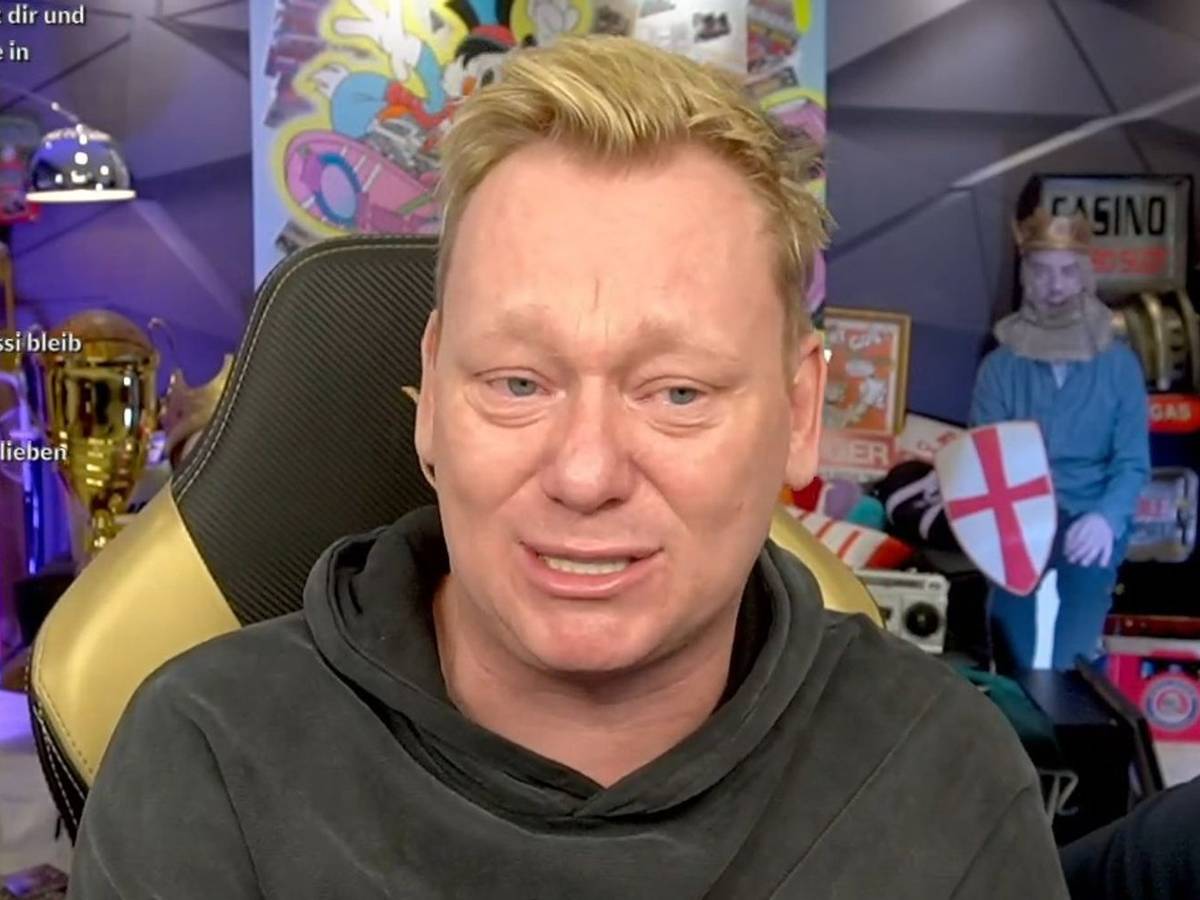 „Knossi“ trauert um seinen besten Freund, den verstorbenen Streamer Adam Wolke. In einem Twitch-Stream nahm er nun Abschied. (Bild: therealknossi/twitch.tv)