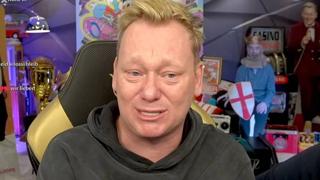 „Knossi“ trauert um seinen besten Freund, den verstorbenen Streamer Adam Wolke. In einem Twitch-Stream nahm er nun Abschied. (Bild: therealknossi/twitch.tv)