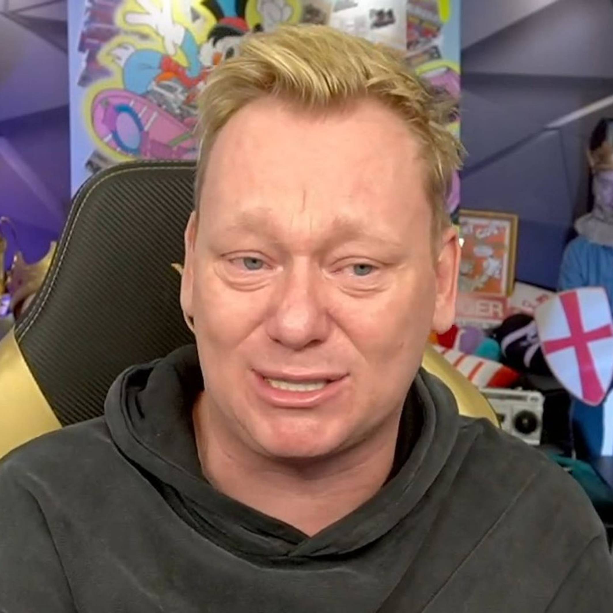 „Knossi“ trauert um seinen besten Freund, den verstorbenen Streamer Adam Wolke. In einem Twitch-Stream nahm er nun Abschied. (Bild: therealknossi/twitch.tv)
