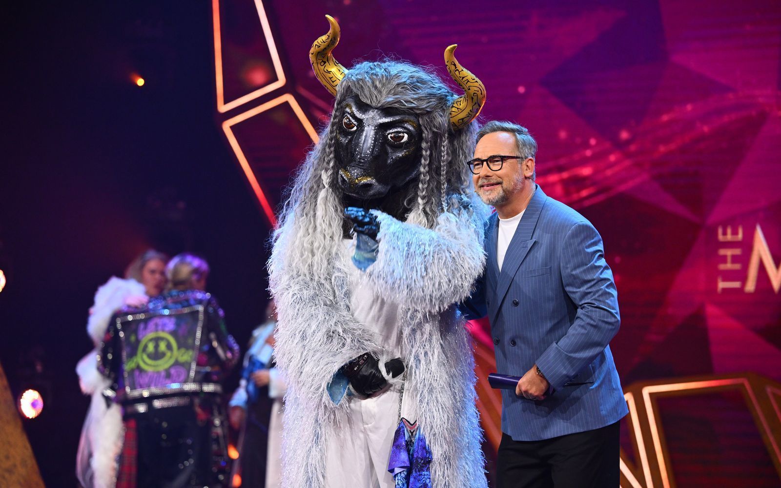Pokal-Panne! Kurz vor der Demaskierung des „The Masked Singer“-Siegers Fernando El Toro wurde Moderator Matthias Opdenhövel (rechts) zum „Demolition Man“ und schrottete den Siegerpokal. (Bild: Joyn/Willi Weber)