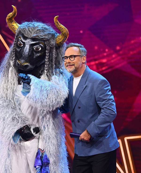 Pokal-Panne! Kurz vor der Demaskierung des „The Masked Singer“-Siegers Fernando El Toro wurde Moderator Matthias Opdenhövel (rechts) zum „Demolition Man“ und schrottete den Siegerpokal. (Bild: Joyn/Willi Weber)