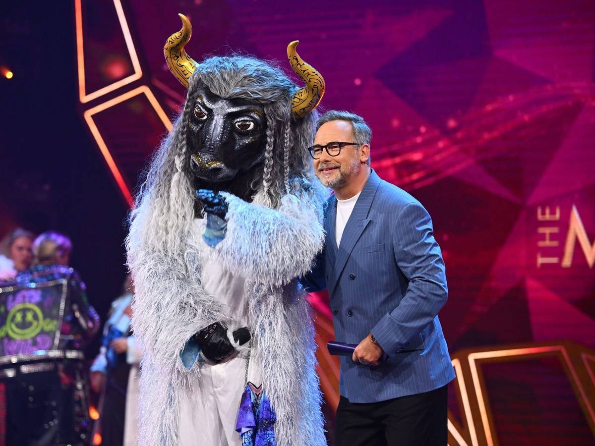Pokal-Panne! Kurz vor der Demaskierung des „The Masked Singer“-Siegers Fernando El Toro wurde Moderator Matthias Opdenhövel (rechts) zum „Demolition Man“ und schrottete den Siegerpokal. (Bild: Joyn/Willi Weber)
