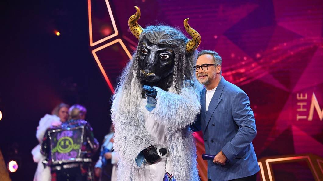 Pokal-Panne! Kurz vor der Demaskierung des „The Masked Singer“-Siegers Fernando El Toro wurde Moderator Matthias Opdenhövel (rechts) zum „Demolition Man“ und schrottete den Siegerpokal. (Bild: Joyn/Willi Weber)