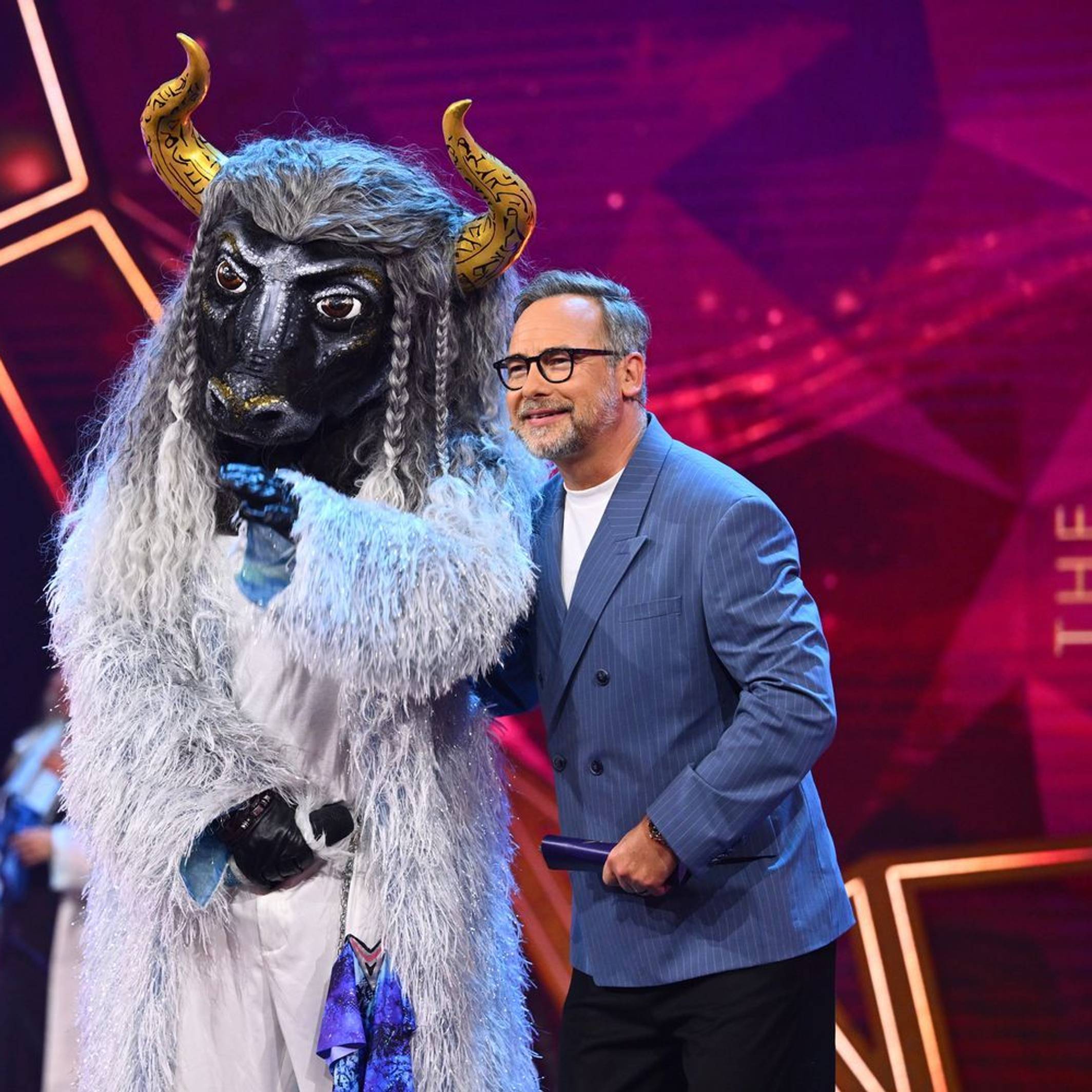 Pokal-Panne! Kurz vor der Demaskierung des „The Masked Singer“-Siegers Fernando El Toro wurde Moderator Matthias Opdenhövel (rechts) zum „Demolition Man“ und schrottete den Siegerpokal. (Bild: Joyn/Willi Weber)