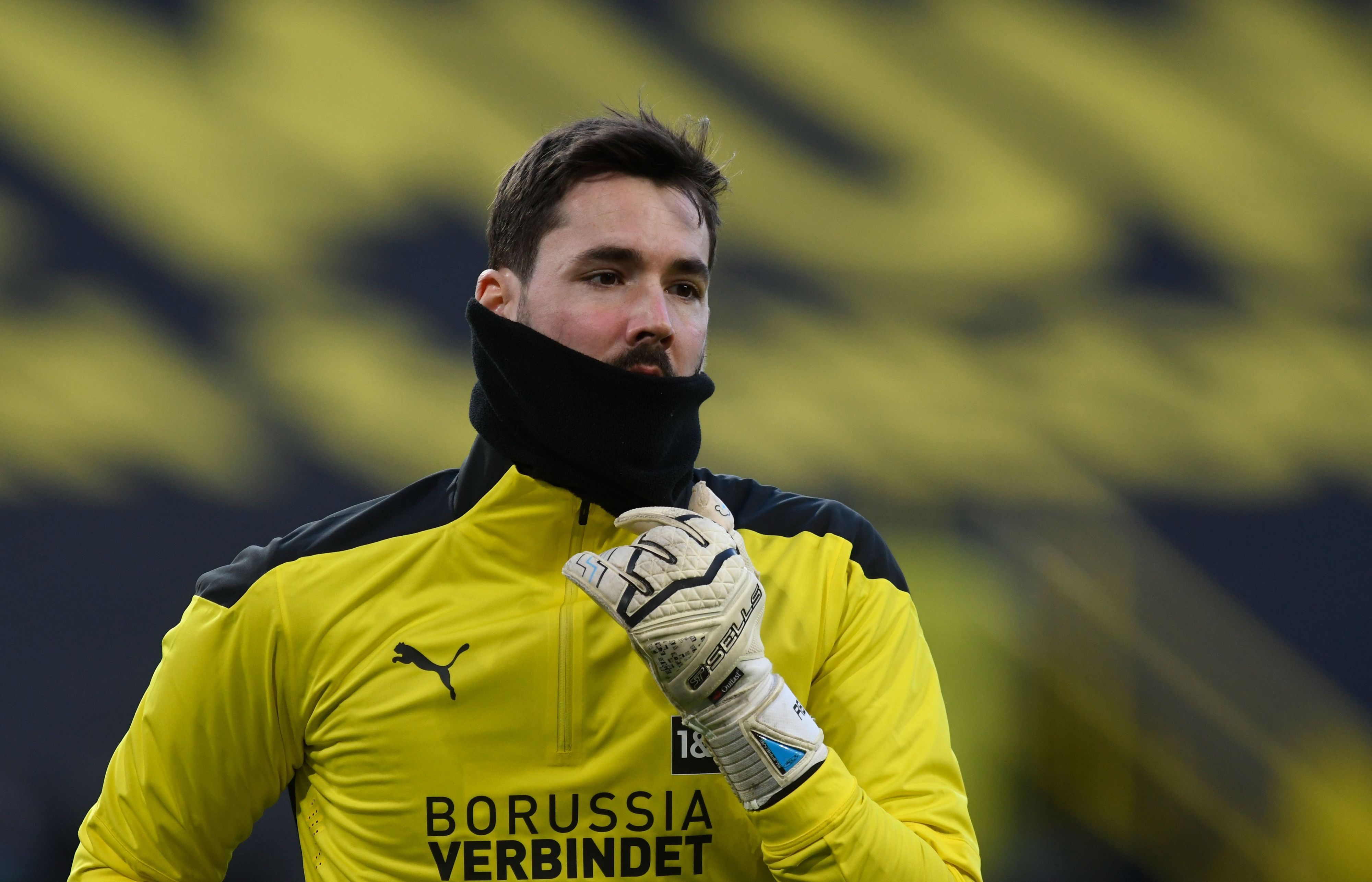 Dortmunds ehemaliger Torhüter Roman Bürki wurde nach einem Zusammenprall in eine Klinik eingeliefert.