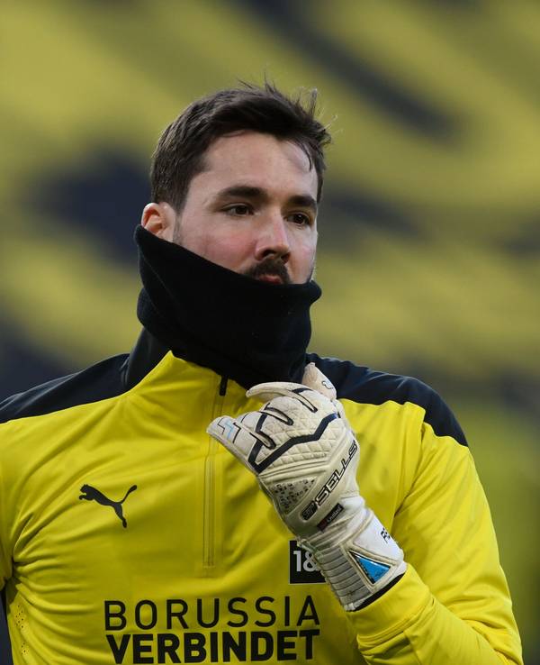 Dortmunds ehemaliger Torhüter Roman Bürki wurde nach einem Zusammenprall in eine Klinik eingeliefert.