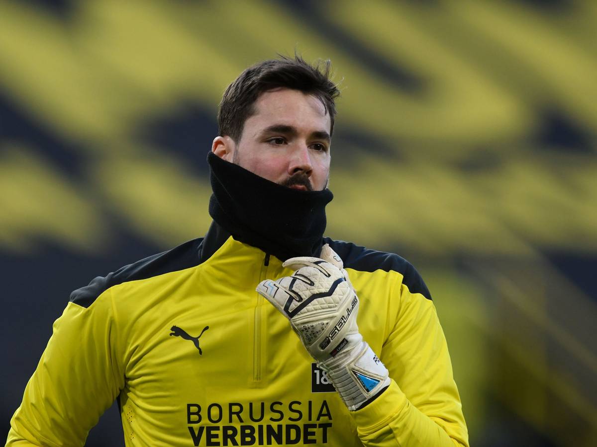 Dortmunds ehemaliger Torhüter Roman Bürki wurde nach einem Zusammenprall in eine Klinik eingeliefert.