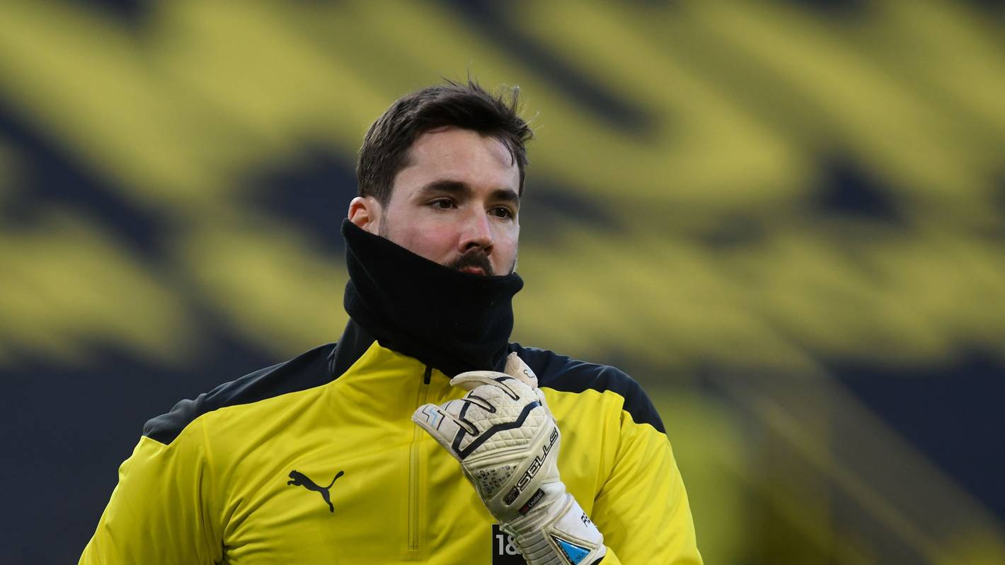 Dortmunds ehemaliger Torhüter Roman Bürki wurde nach einem Zusammenprall in eine Klinik eingeliefert.