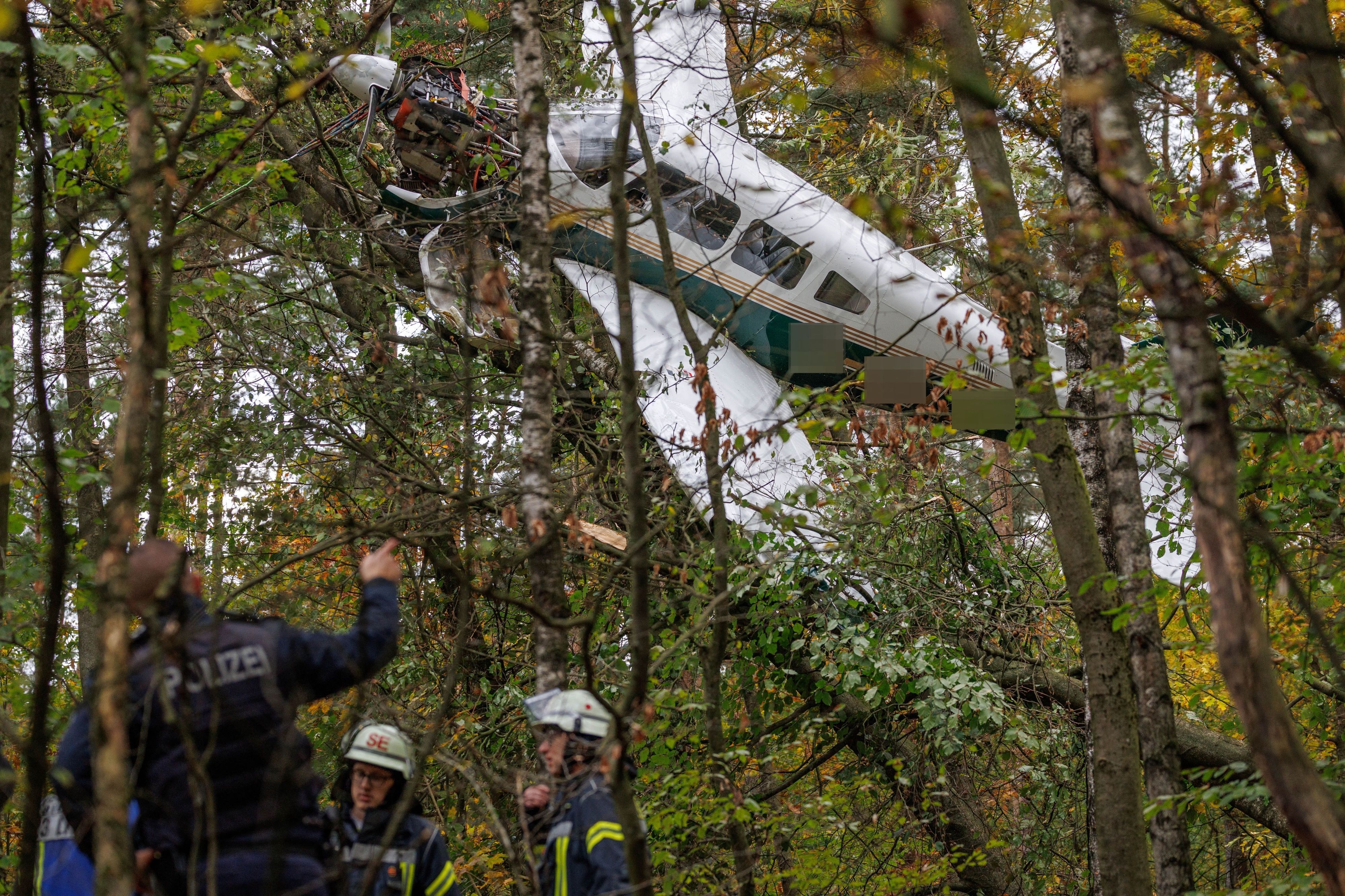 in Kleinflugzeug hängt in einem Baum in einem Waldstück unmittelbar hinter der Startbahn vom Flughafen Bielefeld.