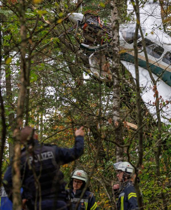 in Kleinflugzeug hängt in einem Baum in einem Waldstück unmittelbar hinter der Startbahn vom Flughafen Bielefeld.