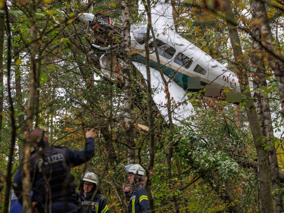 in Kleinflugzeug hängt in einem Baum in einem Waldstück unmittelbar hinter der Startbahn vom Flughafen Bielefeld.