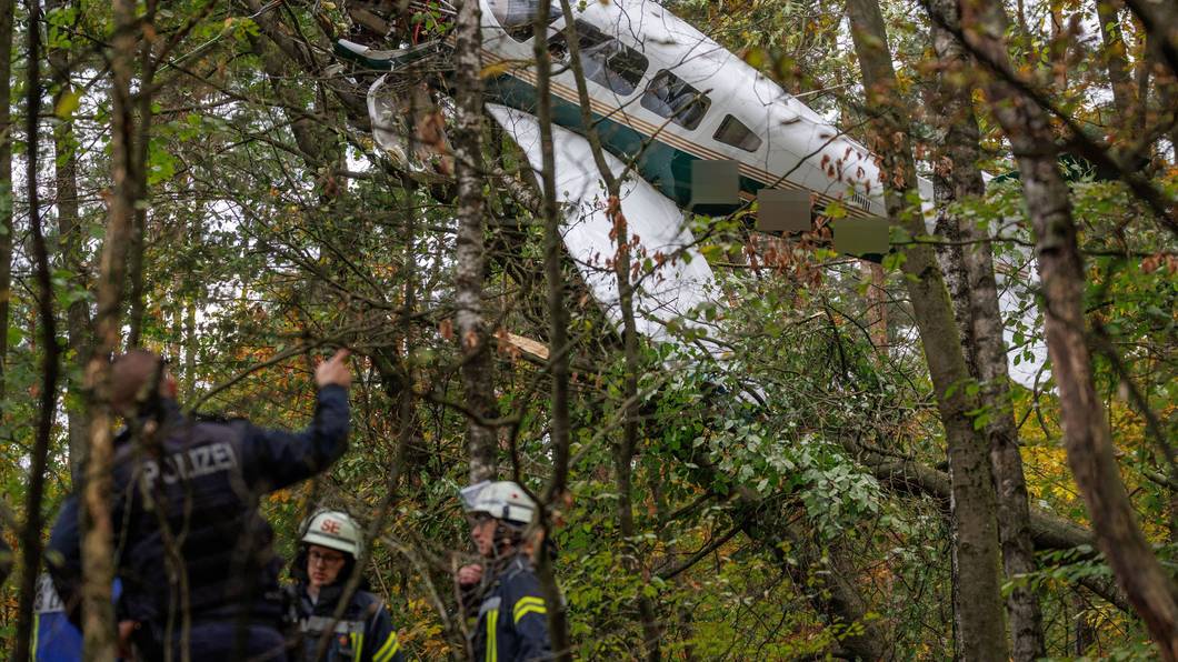 in Kleinflugzeug hängt in einem Baum in einem Waldstück unmittelbar hinter der Startbahn vom Flughafen Bielefeld.