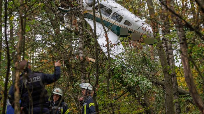 in Kleinflugzeug hängt in einem Baum in einem Waldstück unmittelbar hinter der Startbahn vom Flughafen Bielefeld.