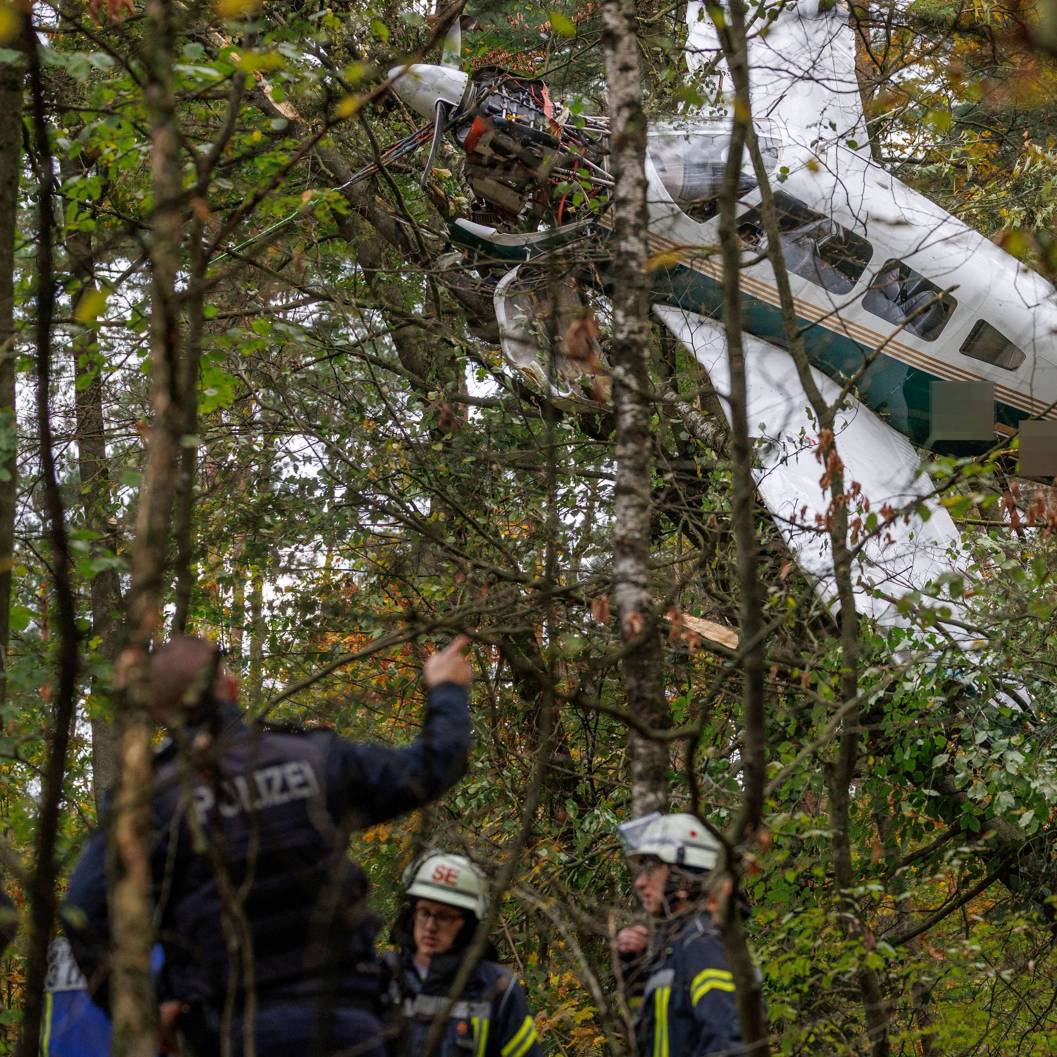 in Kleinflugzeug hängt in einem Baum in einem Waldstück unmittelbar hinter der Startbahn vom Flughafen Bielefeld.