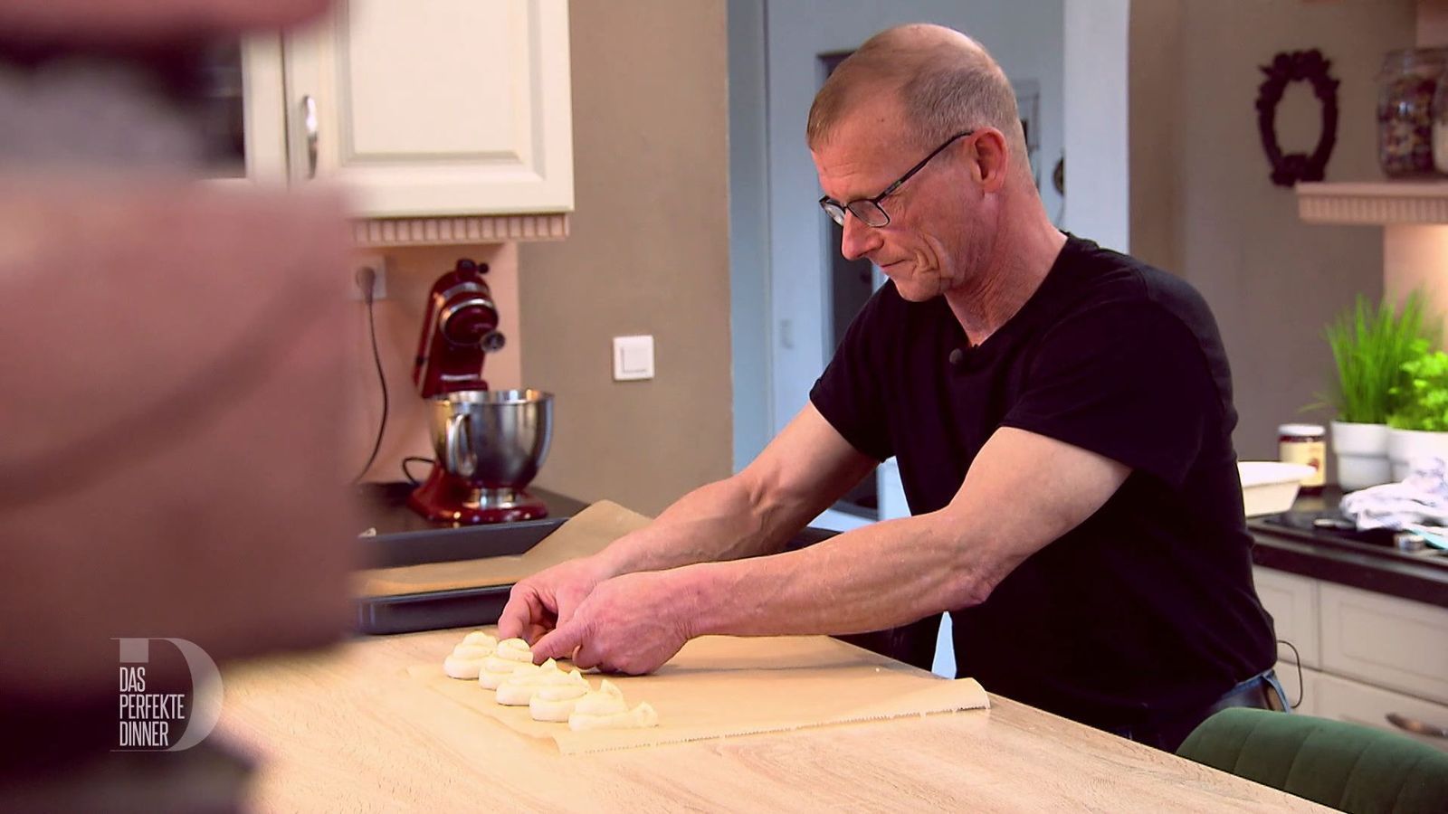 Hans formt seine Brezelschnecken mit liebevoller Hingabe.
 (Bild: RTL)