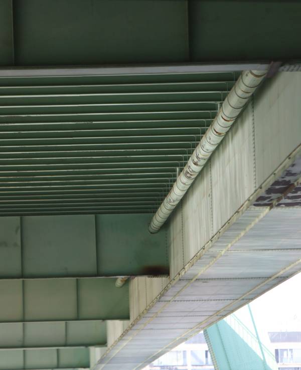 Blick auf die Severinsbrücke von unten, hier im Frühjahr.
