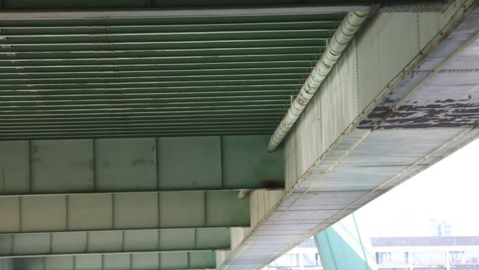 Blick auf die Severinsbrücke von unten, hier im Frühjahr.