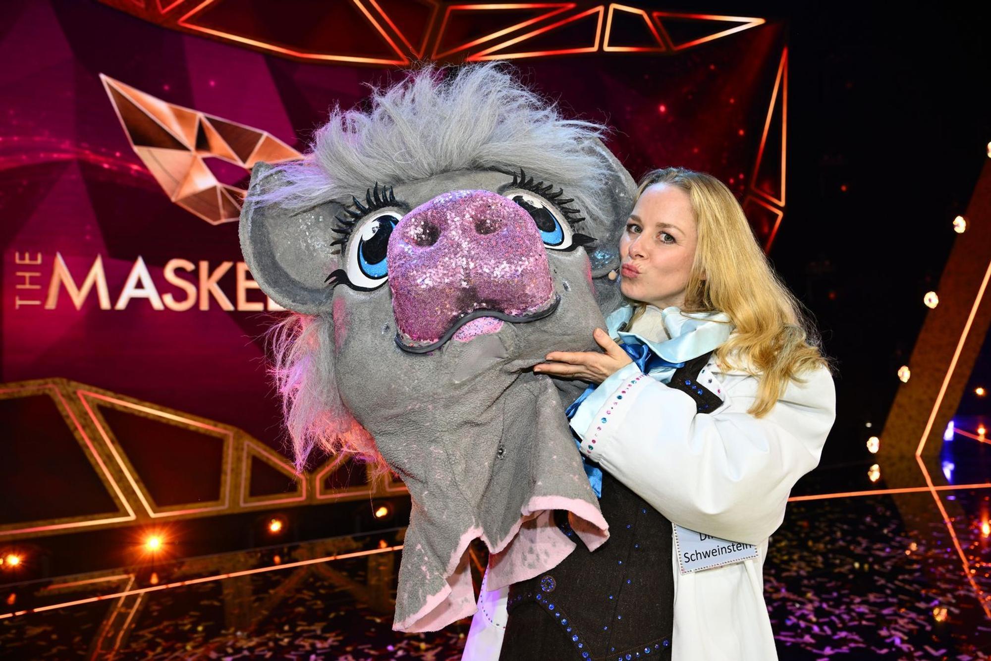 Zufall, dass beide Namen mit „Schw“ beginnen? Prof. Dr. Dr. Schweinstein wurde als Schauspielerin Jasmin Schwiers enttarnt. (Bild: Joyn/Willi Weber)