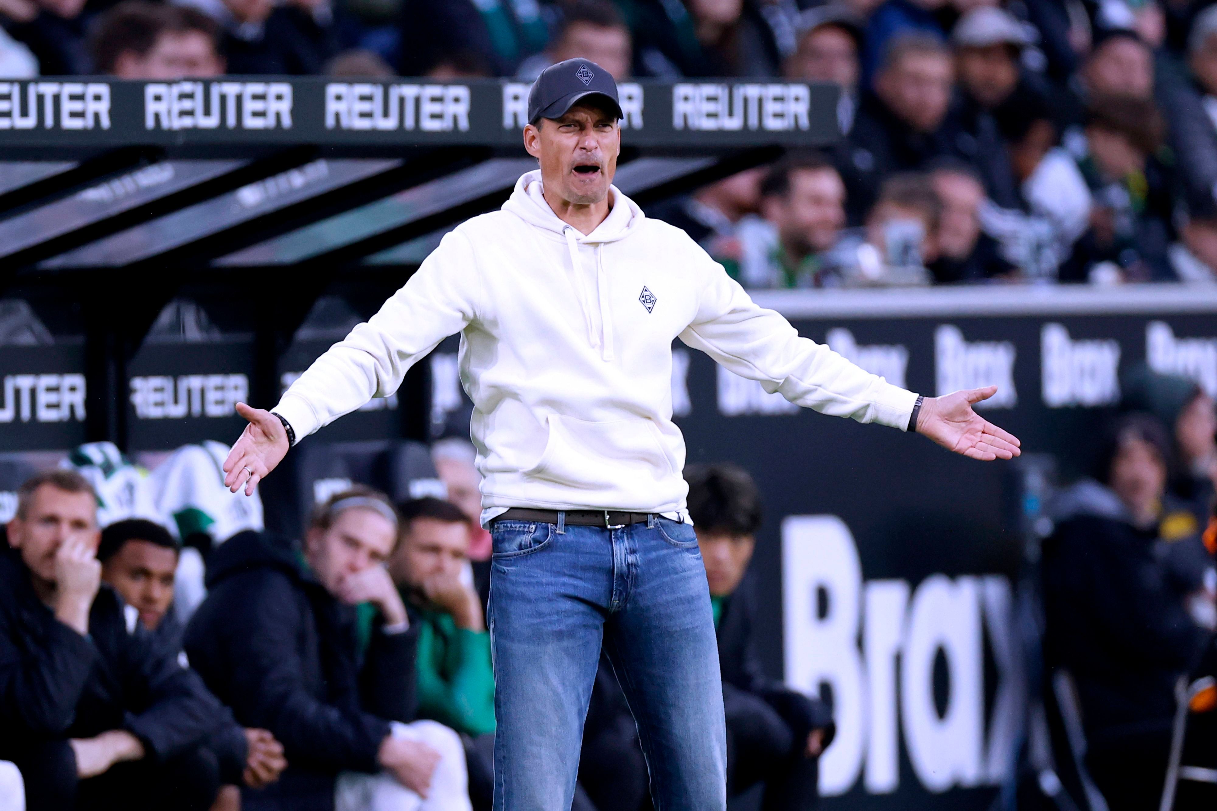 Trainer Alexander Blessin gestikuliert am Spielfeldrand