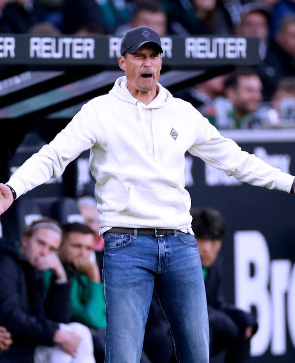Trainer Alexander Blessin gestikuliert am Spielfeldrand