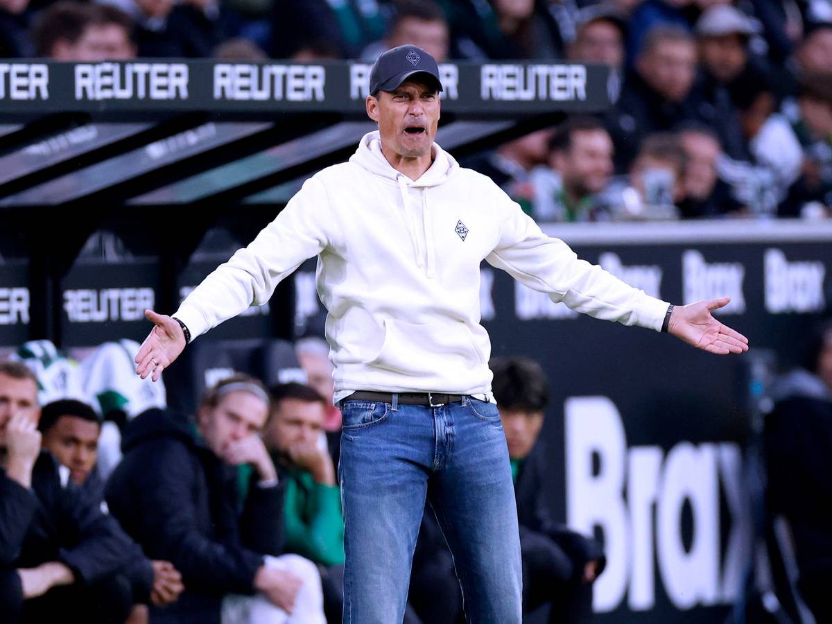 Trainer Alexander Blessin gestikuliert am Spielfeldrand