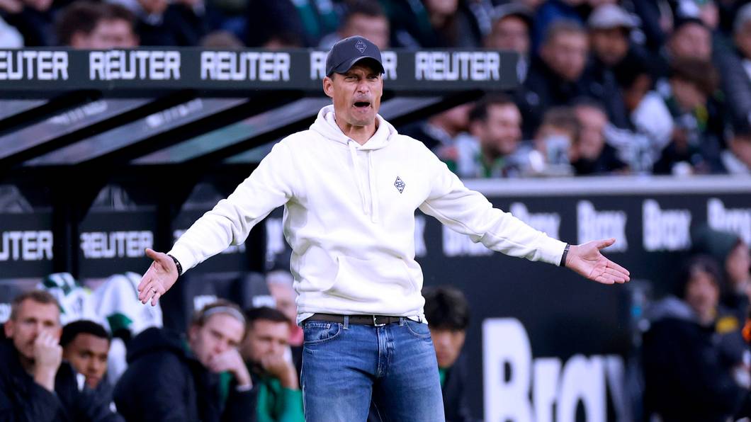 Trainer Alexander Blessin gestikuliert am Spielfeldrand