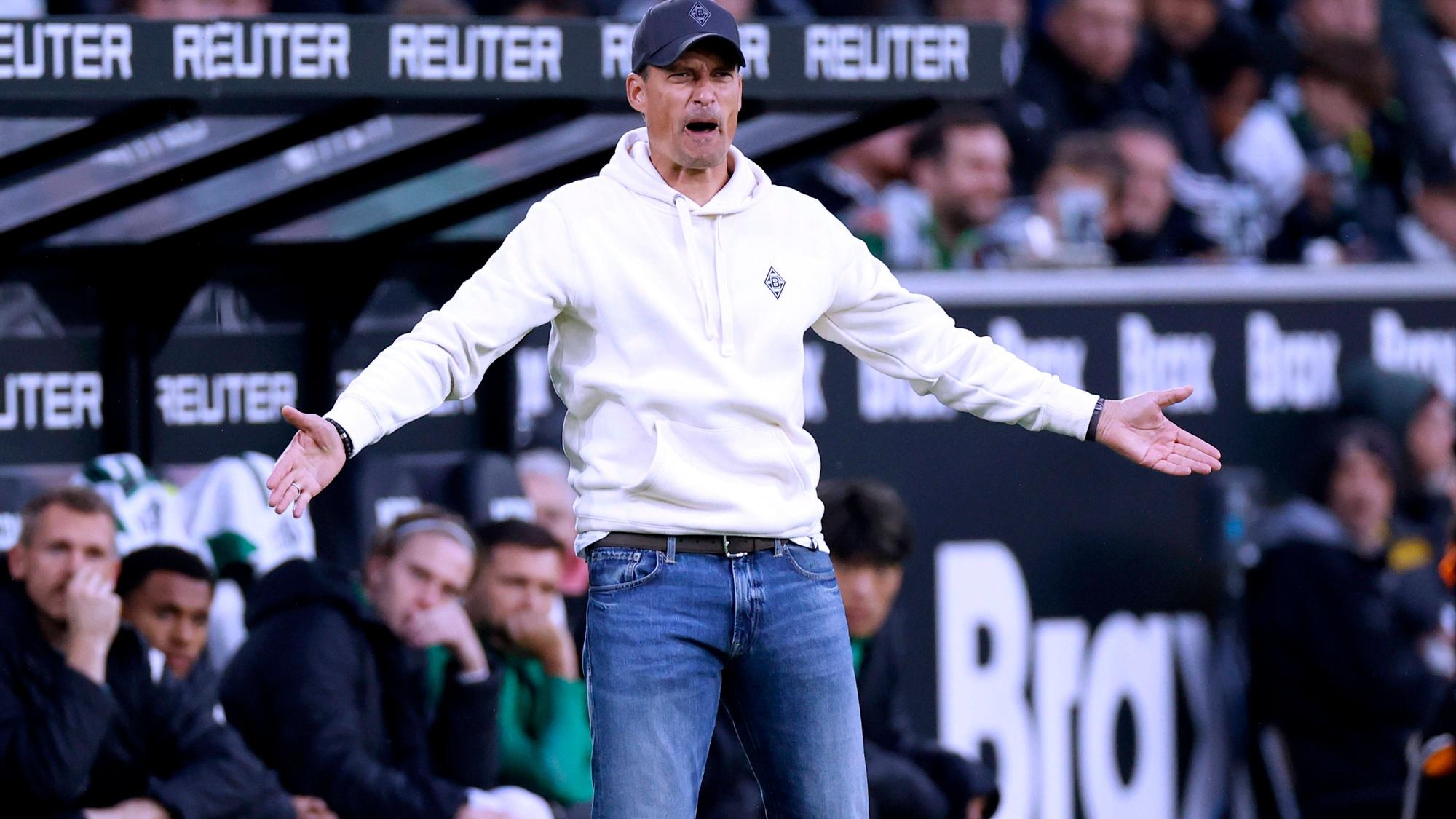 Trainer Alexander Blessin gestikuliert am Spielfeldrand