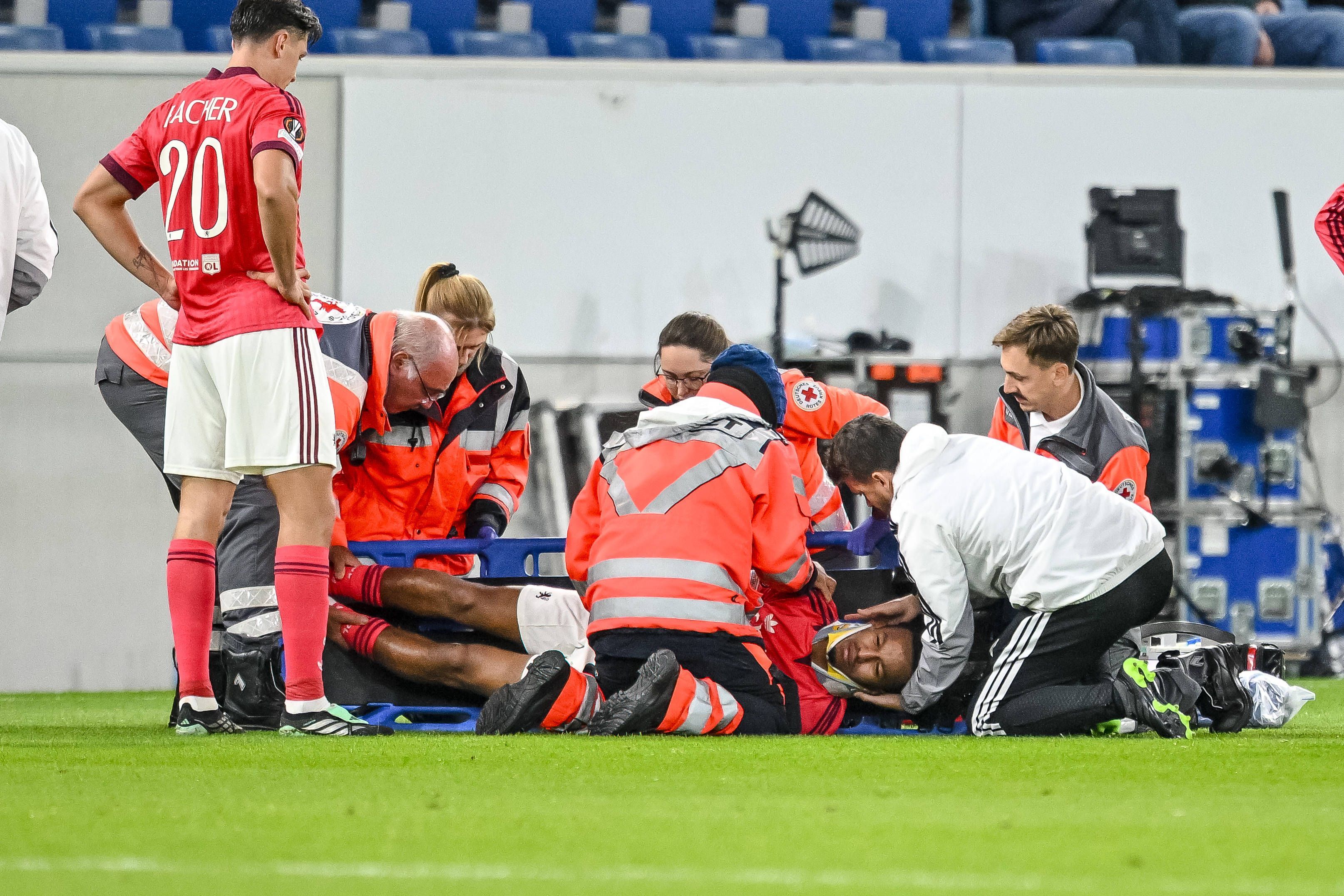 Sanitäter kümmern sich um den am Boden liegenden Steeve Kango.