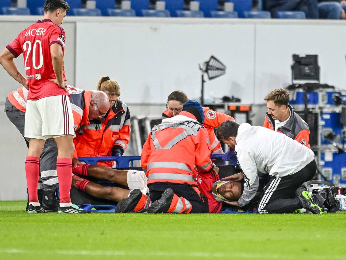 Sanitäter kümmern sich um den am Boden liegenden Steeve Kango.
