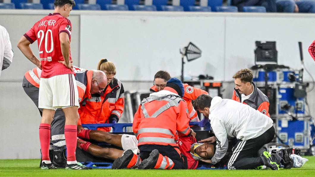 Sanitäter kümmern sich um den am Boden liegenden Steeve Kango.
