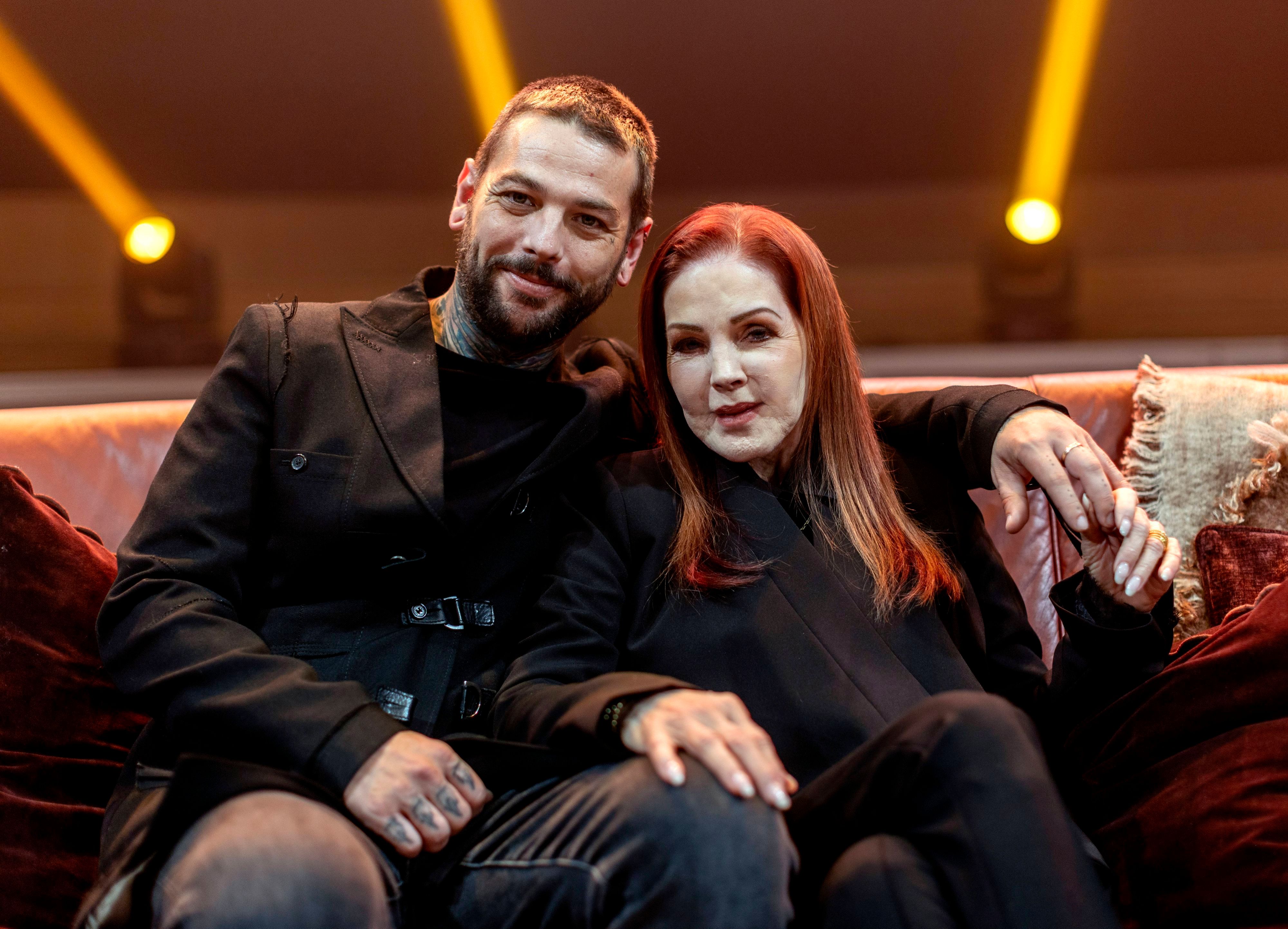 Priscilla Presley präsentiert sich bei ihrer Tournee zusammen mit ihrem Sohn Navarone Garibaldi Garcia dem Publikum.
