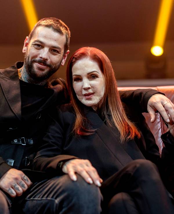 Priscilla Presley präsentiert sich bei ihrer Tournee zusammen mit ihrem Sohn Navarone Garibaldi Garcia dem Publikum.