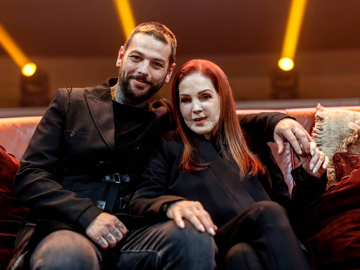 Priscilla Presley präsentiert sich bei ihrer Tournee zusammen mit ihrem Sohn Navarone Garibaldi Garcia dem Publikum.
