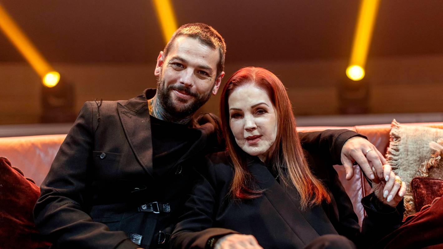 Priscilla Presley präsentiert sich bei ihrer Tournee zusammen mit ihrem Sohn Navarone Garibaldi Garcia dem Publikum.