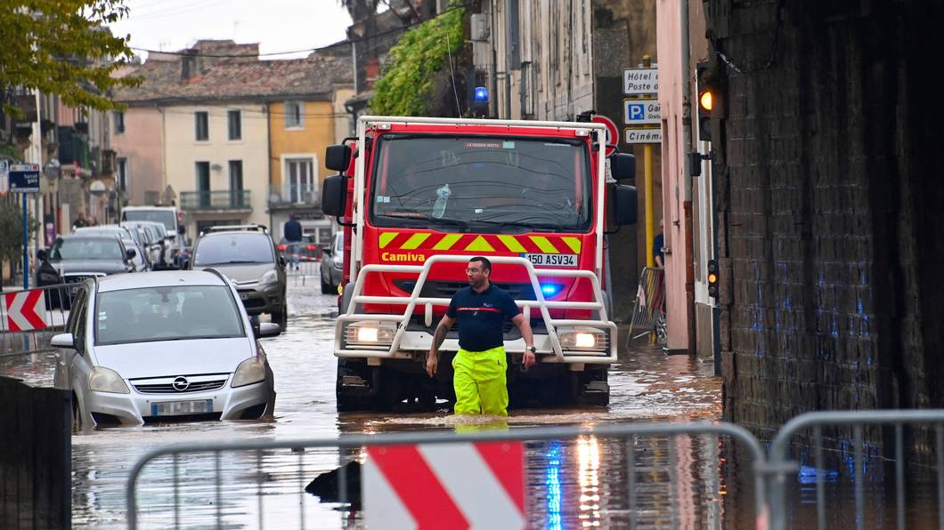 Ein Feuerwehrmann geht nach starken Regenfällen durch eine überflutete Straße in Lunel bei Montpellier in Südfrankreich.